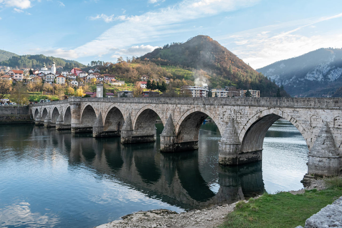 Nét cân xứng và thanh nhã của cây cầu là bằng chứng về sự hoa mỹ của phong cách kiến trúc Ottoman ở phương Đông, trong giai đoạn kiến trúc Phục Hưng đang thịnh hành ở phương Tây. Ảnh: daviddanji / DeviantArt.