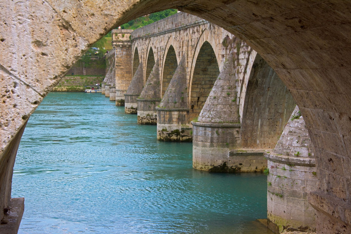 Trong Thế chiến thứ nhất, 3 trong số 11 vòm cầu đã bị phá hỏng. 5 vòm khác bị hư hại trong Thế chiến thứ hai. Những năm sau đó cây cầu đã được tu sửa và phục hồi nguyên trạng. Ảnh: Brate.com.