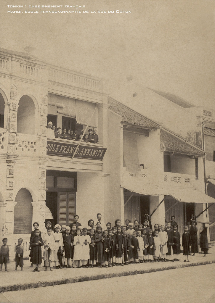 Bên ngoài trường Pháp - An Nam, nay là số 127 Hàng Bông. Ảnh: manhhai / Flickr.