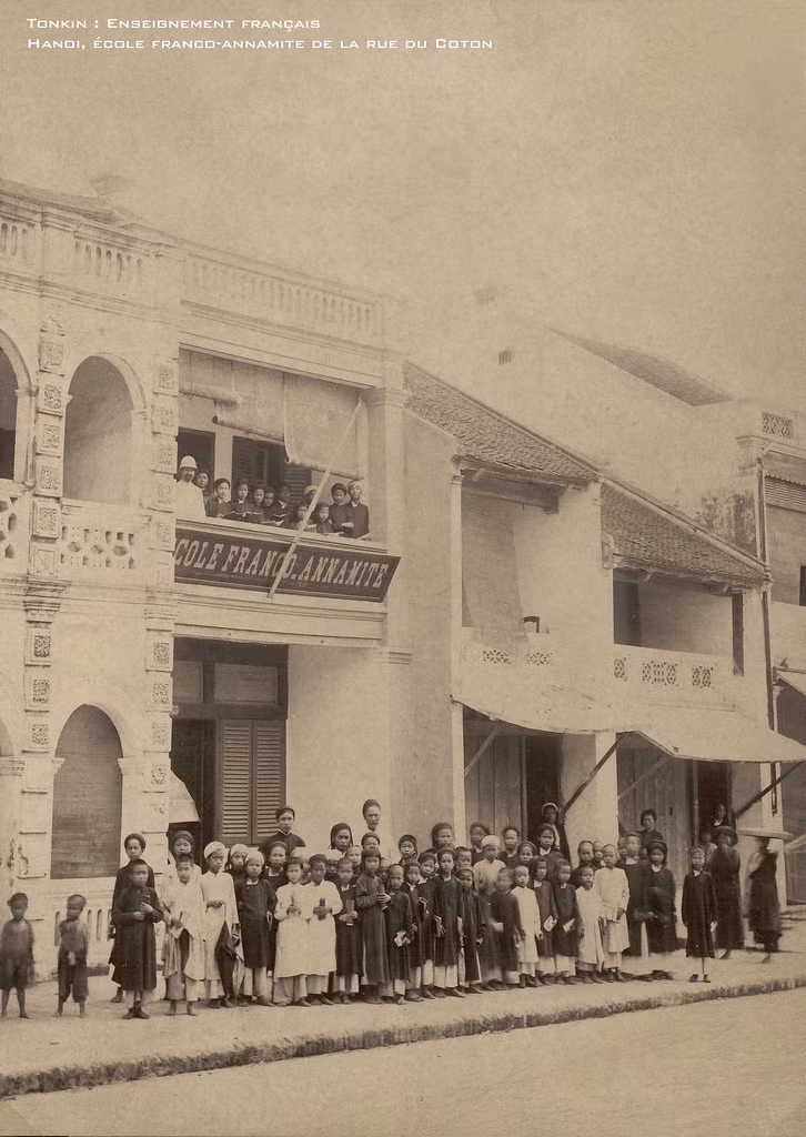 Bên ngoài trường Pháp - An Nam, nay là số 127 Hàng Bông. Ảnh: manhhai / Flickr.