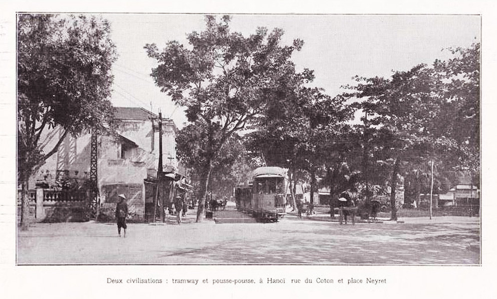 Tàu điện chạy qua vườn hoa Cửa Nam năm 1925. Ảnh: manhhai / Flickr.