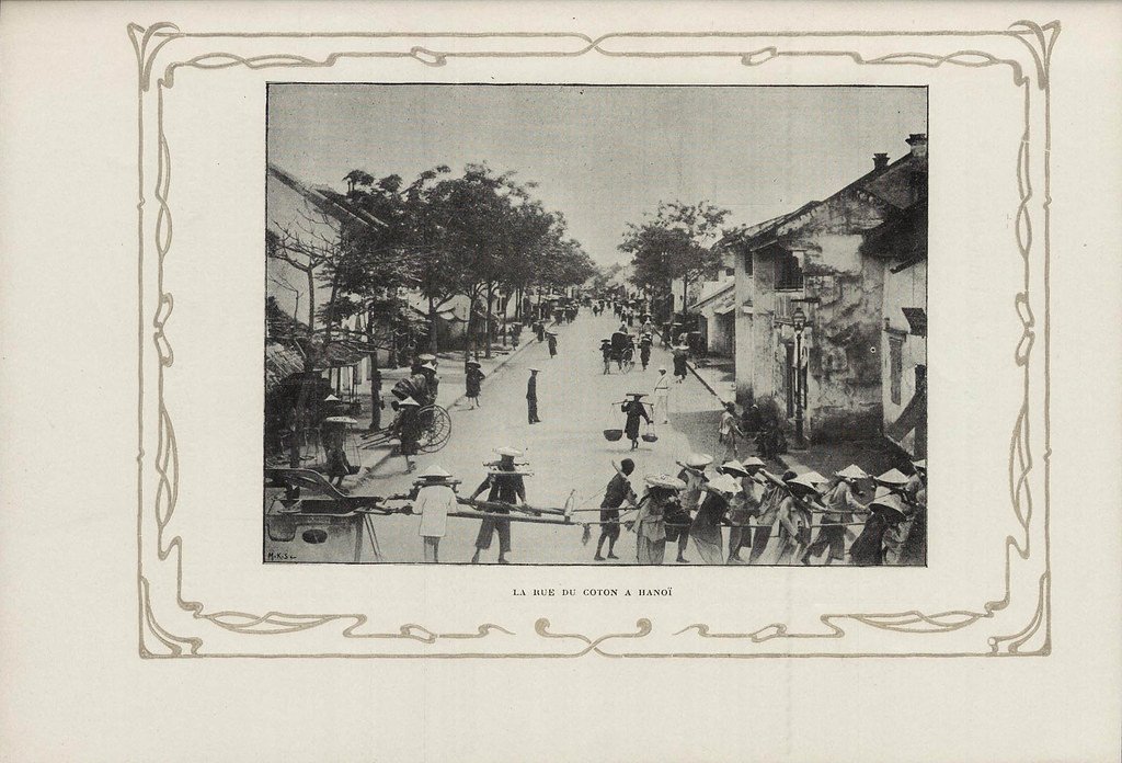 Các tù nhân kéo xe lu cán đường trên phố Hàng Bông năm 1902. Ảnh: manhhai / Flickr.