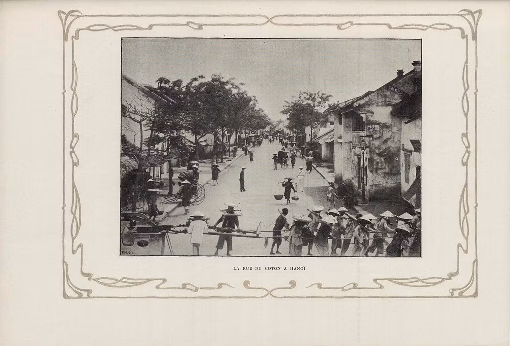 Các tù nhân kéo xe lu cán đường trên phố Hàng Bông năm 1902. Ảnh: manhhai / Flickr.