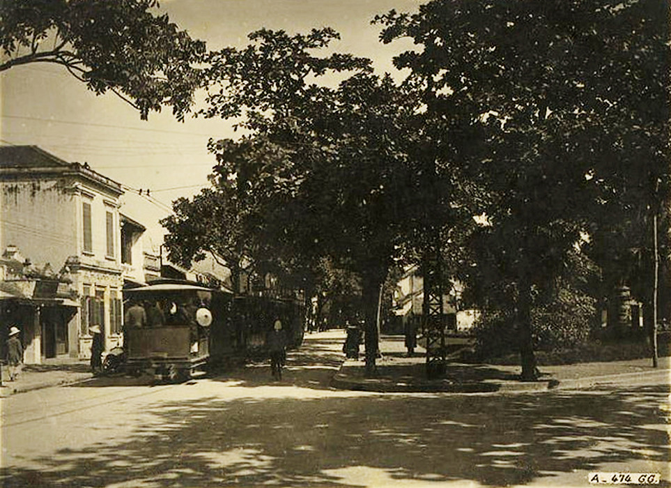 Tàu điện chạy qua vườn hoa Cửa Nam, cuối phố Hàng Bông. Ảnh: manhhai / Flickr.