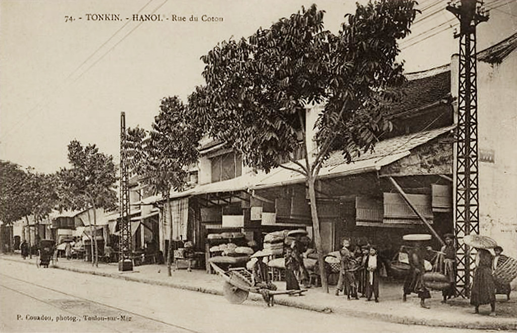 Một góc phố sôi động của phố Hàng Bông đầu thế kỷ 20. Ảnh: manhhai / Flickr.