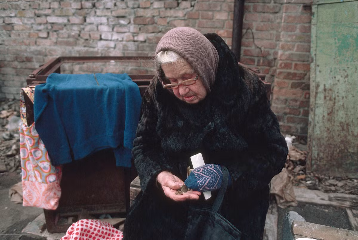 Bà cụ đếm tiền. Ảnh: Peter Turnley/Corbis/VCG via Getty Images.