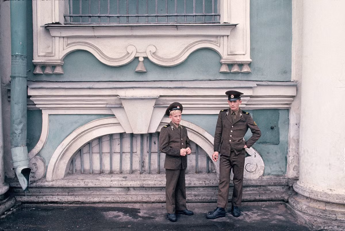 Hai cảnh sát trẻ bên ngoài một tòa nhà. Ảnh: Peter Turnley/Corbis/VCG via Getty Images.