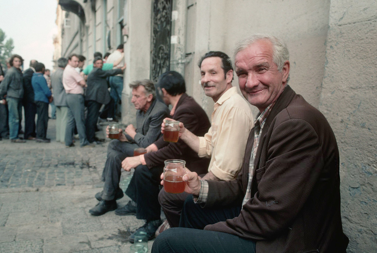 Bên ngoài một quán bia ở Lvov. Ảnh: Peter Turnley/Corbis/VCG via Getty Images.