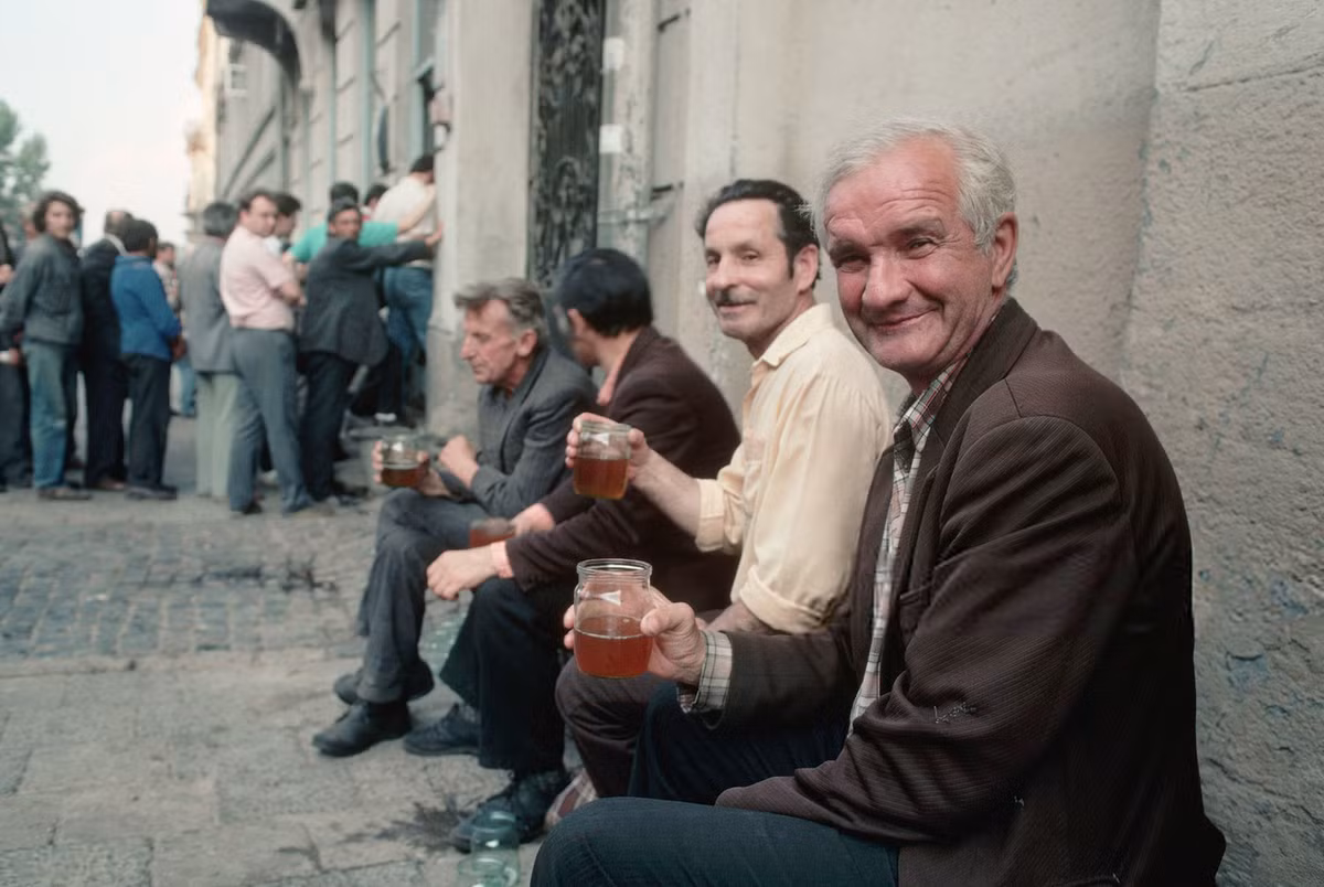 Bên ngoài một quán bia ở Lvov. Ảnh: Peter Turnley/Corbis/VCG via Getty Images.