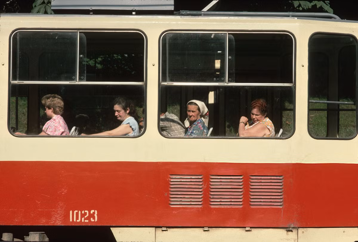 Hành khách bên ô cửa sổ của toa tàu điện. Ảnh: Peter Turnley/Corbis/VCG via Getty Images.