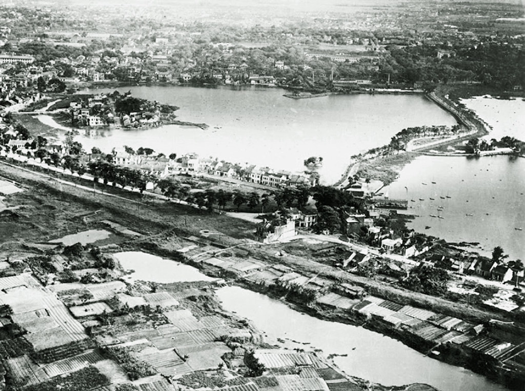 Hồ Tây (phải) và hồ Trúc Bạch (trái) ở Hà Nội đầu thế kỷ 20.