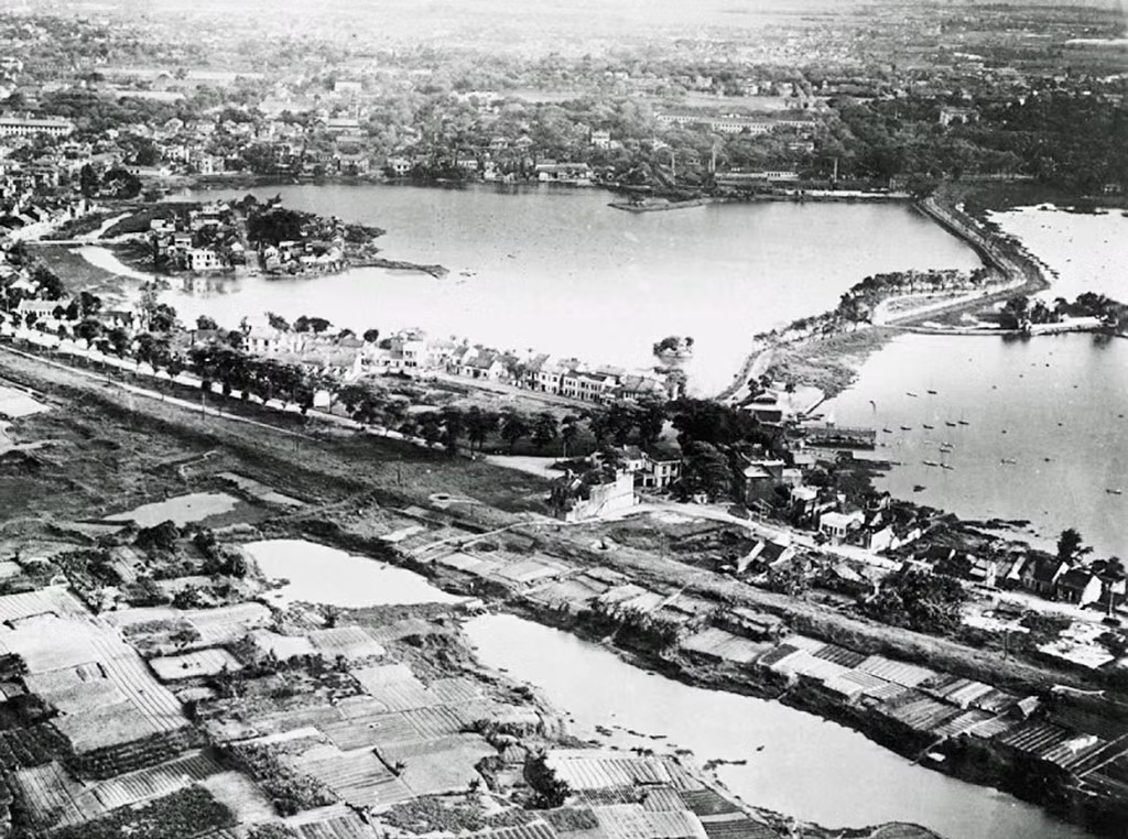 Hồ Tây (phải) và hồ Trúc Bạch (trái) ở Hà Nội đầu thế kỷ 20.