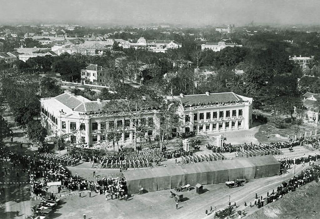 Khu nhà trong hình ngày nay là Bảo tàng Cách mạng Việt Nam.