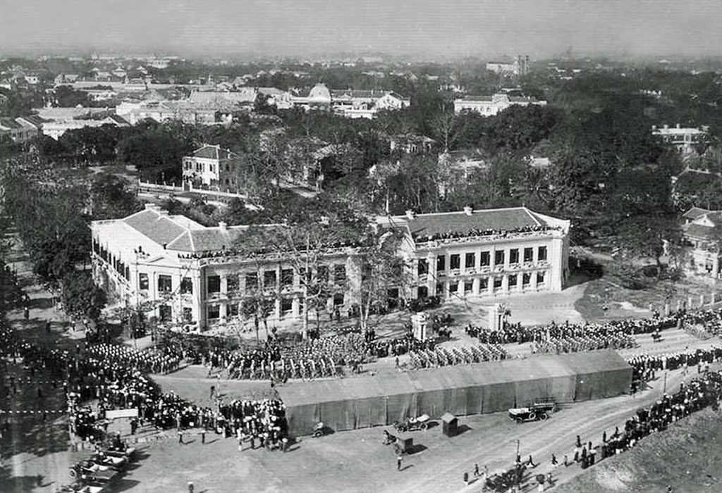 Khu nhà trong hình ngày nay là Bảo tàng Cách mạng Việt Nam.