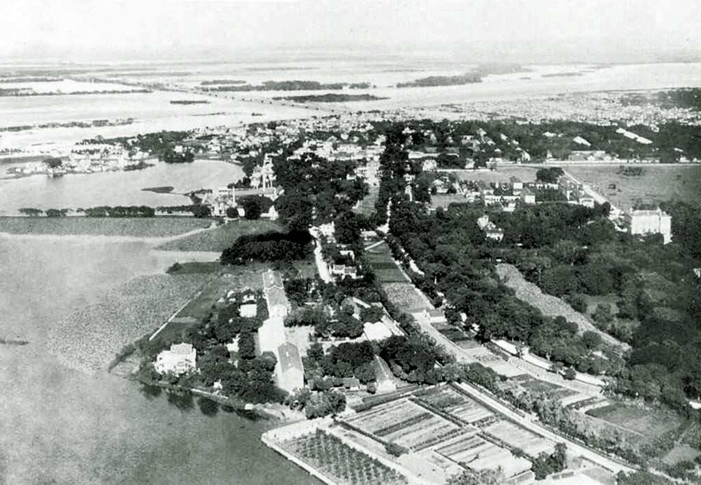 Trường Trung học Bảo hộ (trường Bưởi - Chu Văn An) tọa lạc bên bờ hồ Tây.