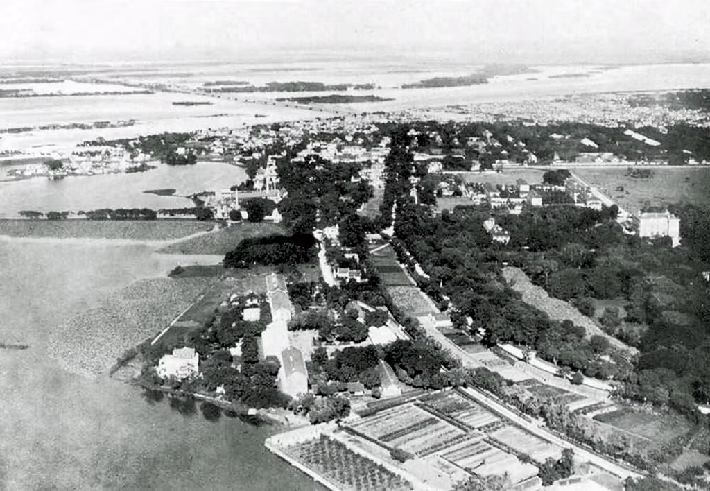 Trường Trung học Bảo hộ (trường Bưởi - Chu Văn An) tọa lạc bên bờ hồ Tây.