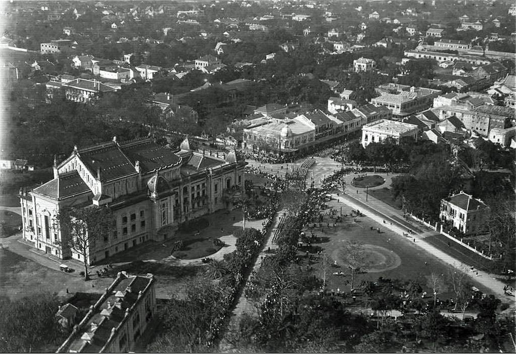 Tòa nhà lớn trong hình là Nhà hát Lớn, nhìn từ bên hông.