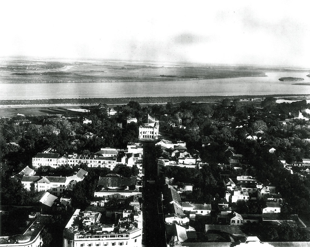 Phố Paul Bert hướng về Nhà hát Lớn, phía xa là sông Hồng.