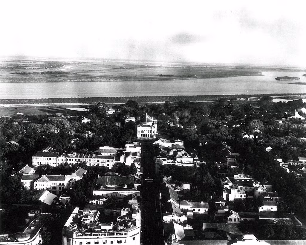 Phố Paul Bert hướng về Nhà hát Lớn, phía xa là sông Hồng.