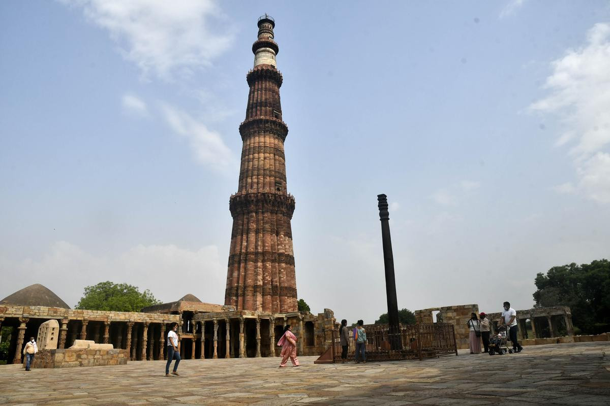Nằm ở phía Nam thủ đô New Delhi của Ấn Độ, tháp Qutub Minar là một trong những công trình Hồi giáo cổ xưa kỳ vĩ nhất của đất nước này. Ảnh: The Hindu.