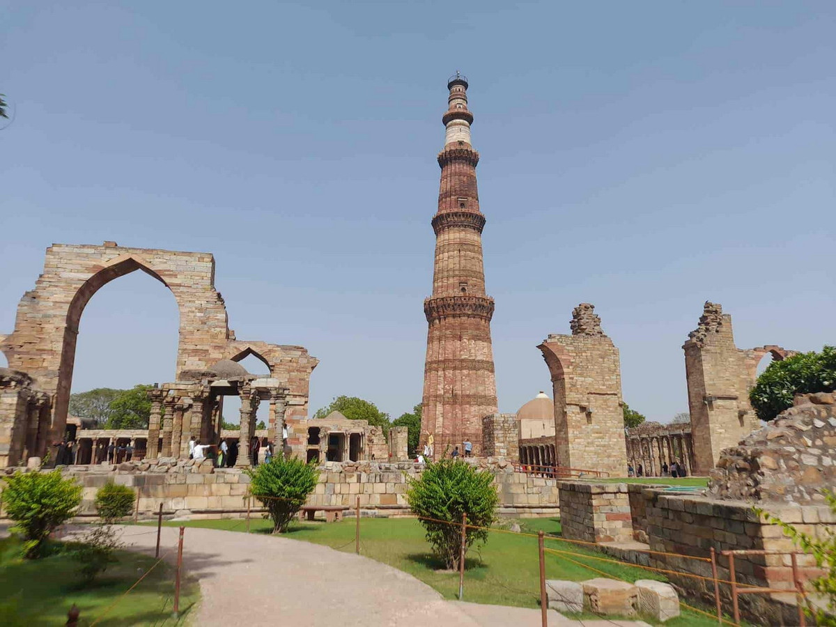 Theo các nhà nghiên cứu, tháp cổ Qutub Minar vừa là một tượng đài chiến thắng vừa là một tháp thánh đường Hồi giáo, hay tháp minaret. Ảnh: Justdial.