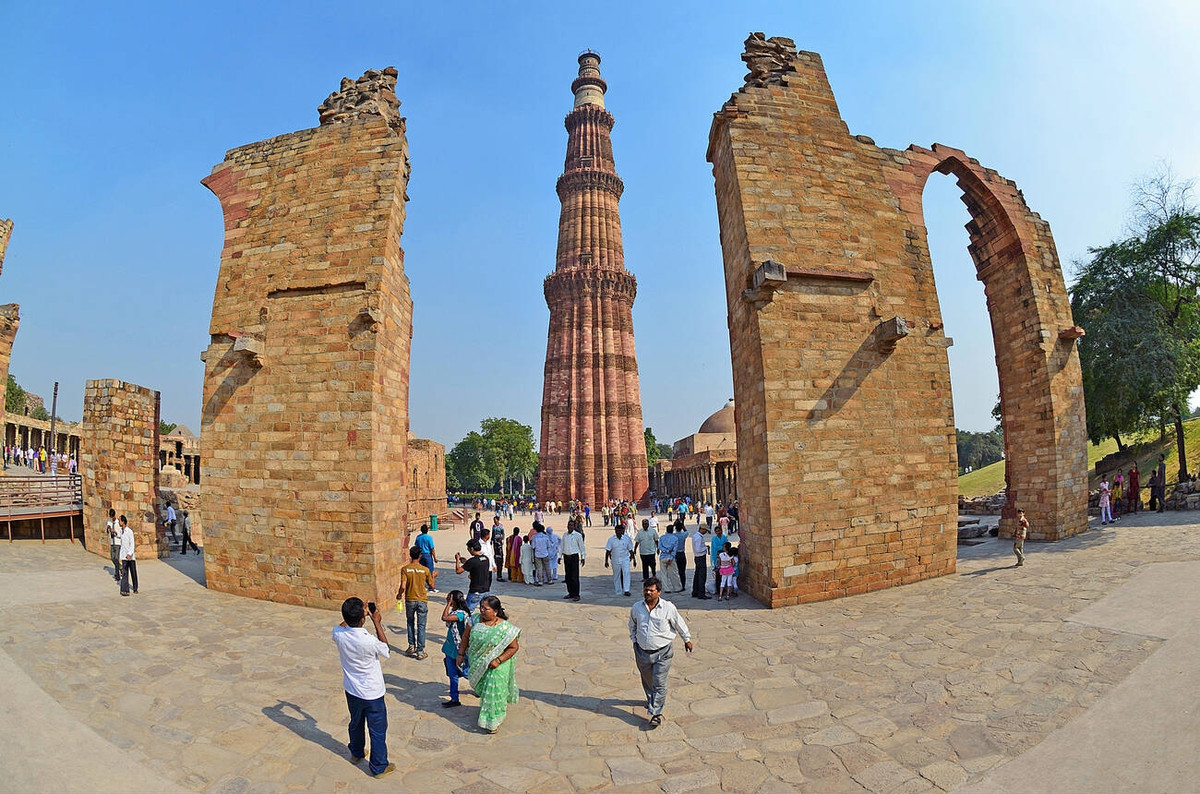 Với chiều cao 73 mét, tháp Qutub Minar có tầm vóc tương đương một cao ốc 20 tầng. Dọc thân tháp có nhiều đường gờ. Đường kính đáy tháp 14,2 mét. Ảnh: Agoda.