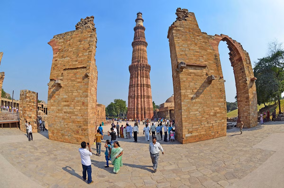 Với chiều cao 73 mét, tháp Qutub Minar có tầm vóc tương đương một cao ốc 20 tầng. Dọc thân tháp có nhiều đường gờ. Đường kính đáy tháp 14,2 mét. Ảnh: Agoda.