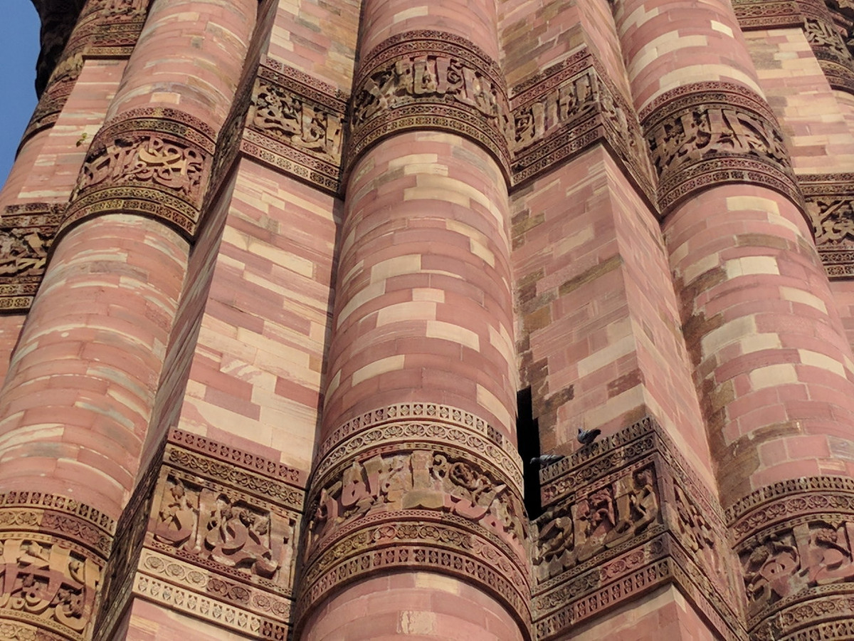 Mặt ngoài thân tháp được trang trí bằng những họa tiết rất tinh xảo. Ảnh: Wikipedia.