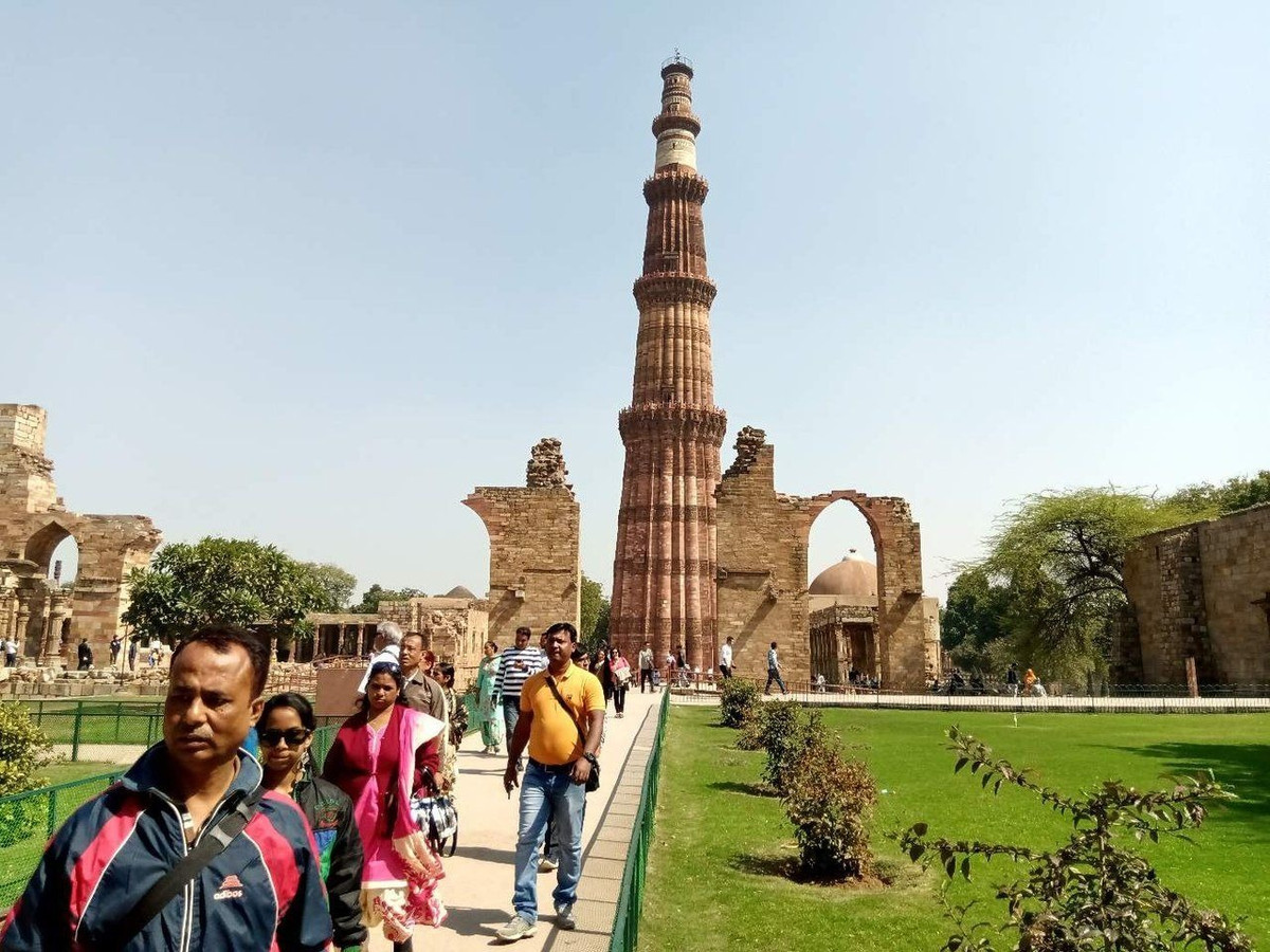 Bên trong tháp rỗng có thang xoắn ốc gồm 376 bậc men theo thân tháp dẫn lên tới đỉnh tháp. Du khách không được vào trong mà chỉ có thể quan sát tòa tháp từ bên ngoài. Ảnh: TravelFeed.