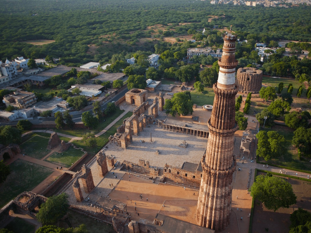 Năm 1993, UNESCO đã đưa tháp Qutub Minar và các kiến trúc Hồi giáo lân cận vào danh mục Di sản văn hóa thế giới. Ảnh: Siasat.com.