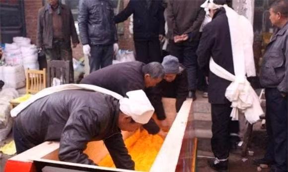 Khi mot nguoi mat di, co hai di vat can dot, la thu gi?