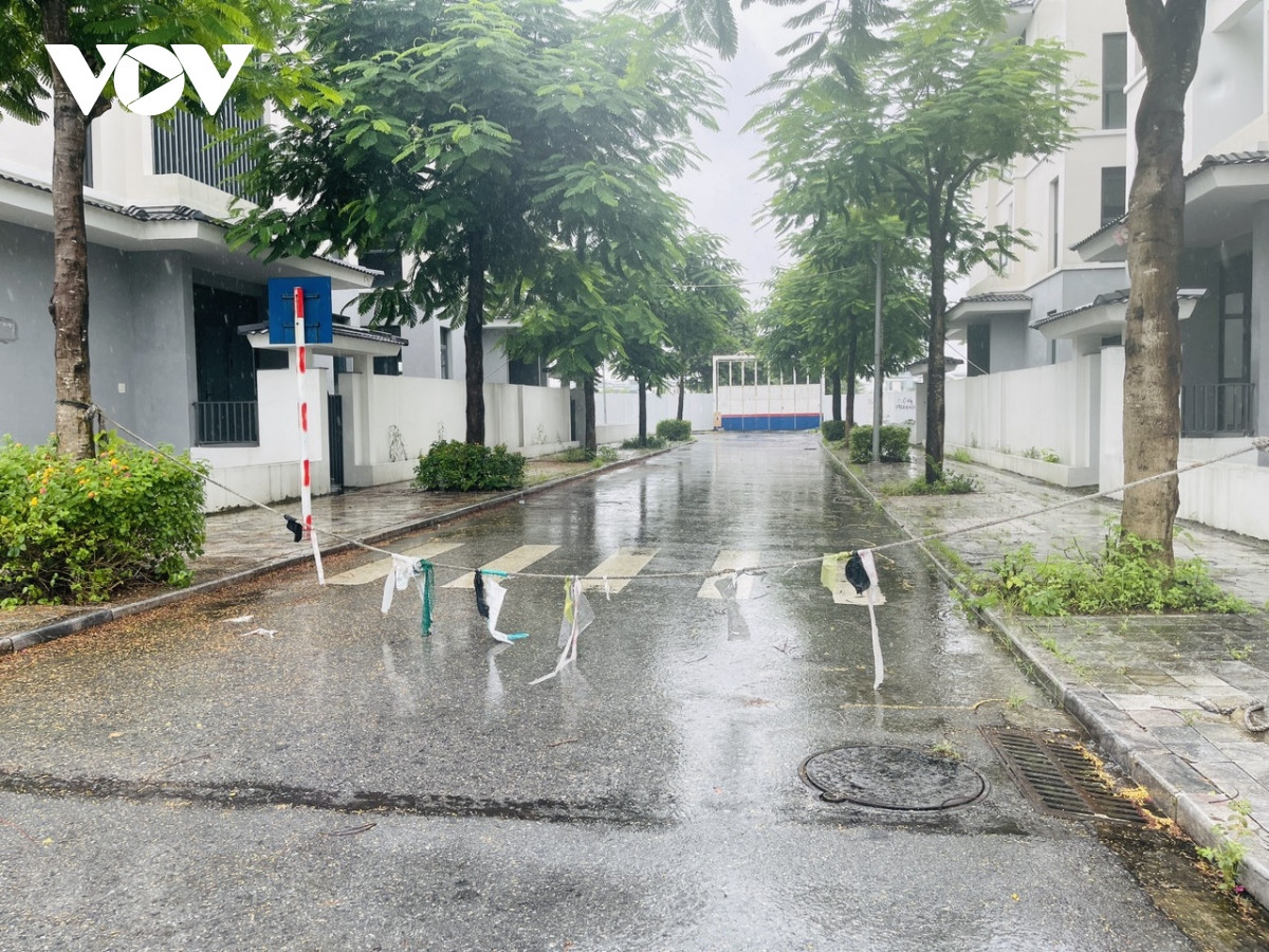 Lối vào khuôn viên khu biệt thự được ngăn cách bằng sợi dây thừng mỏng manh để không cho xe các loại xe dừng đỗ.