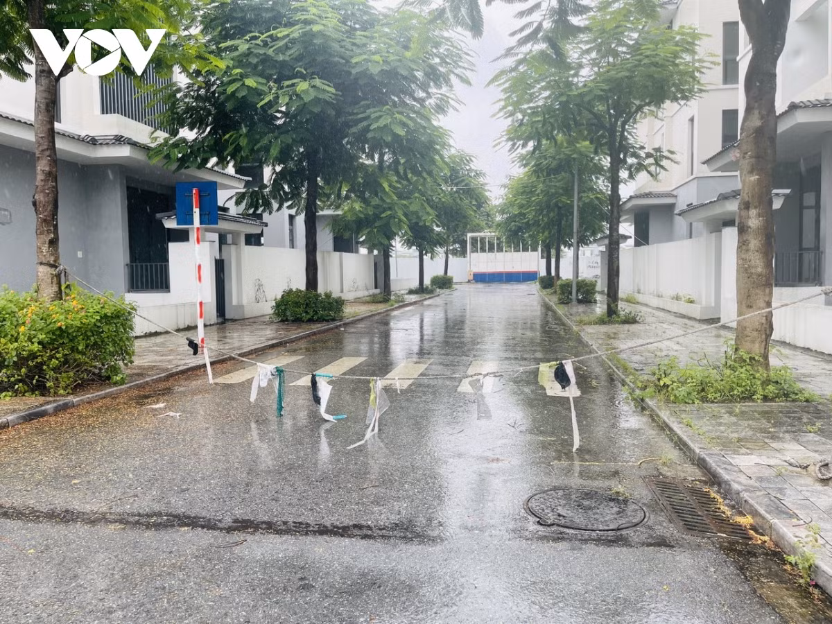 Lối vào khuôn viên khu biệt thự được ngăn cách bằng sợi dây thừng mỏng manh để không cho xe các loại xe dừng đỗ.