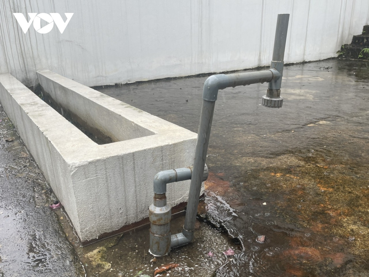 Những họng nước, đường nước đã được lắp đặt, chờ chủ nhân đến ở, thế nhưng do “dầm mưa, dãi nắng” quá lâu nên tất cả đều đã hư hỏng, xuống cấp.