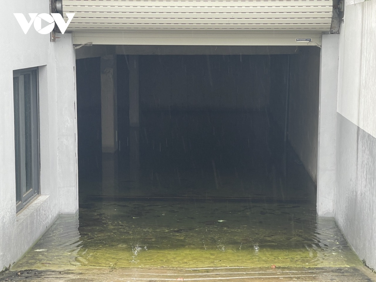 Một số hầm biệt thự thành bể nước lớn sau mỗi trận mưa. Cứ mưa lớn là rác thải cuốn vào, hầm đọng nước, gây ô nhiễm môi trường, bốc mùi hôi thối.