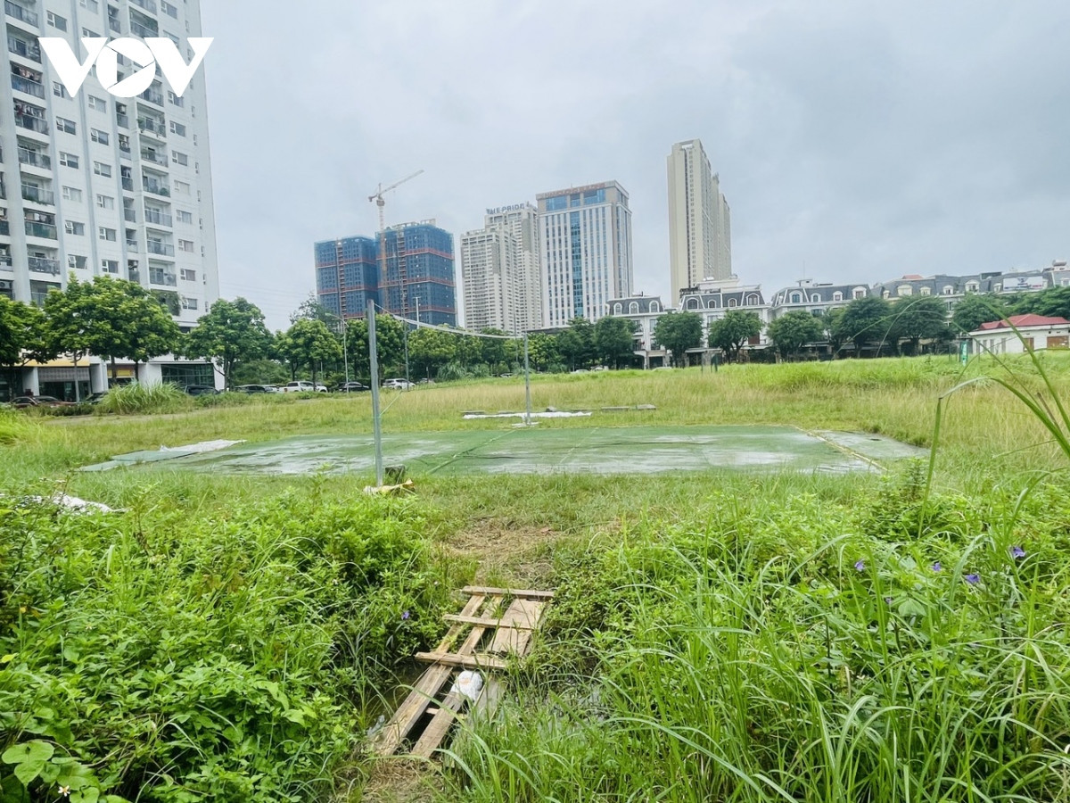 Khu vui chơi tạm bợ được dựng lên nhưng rất ít người sử dụng.