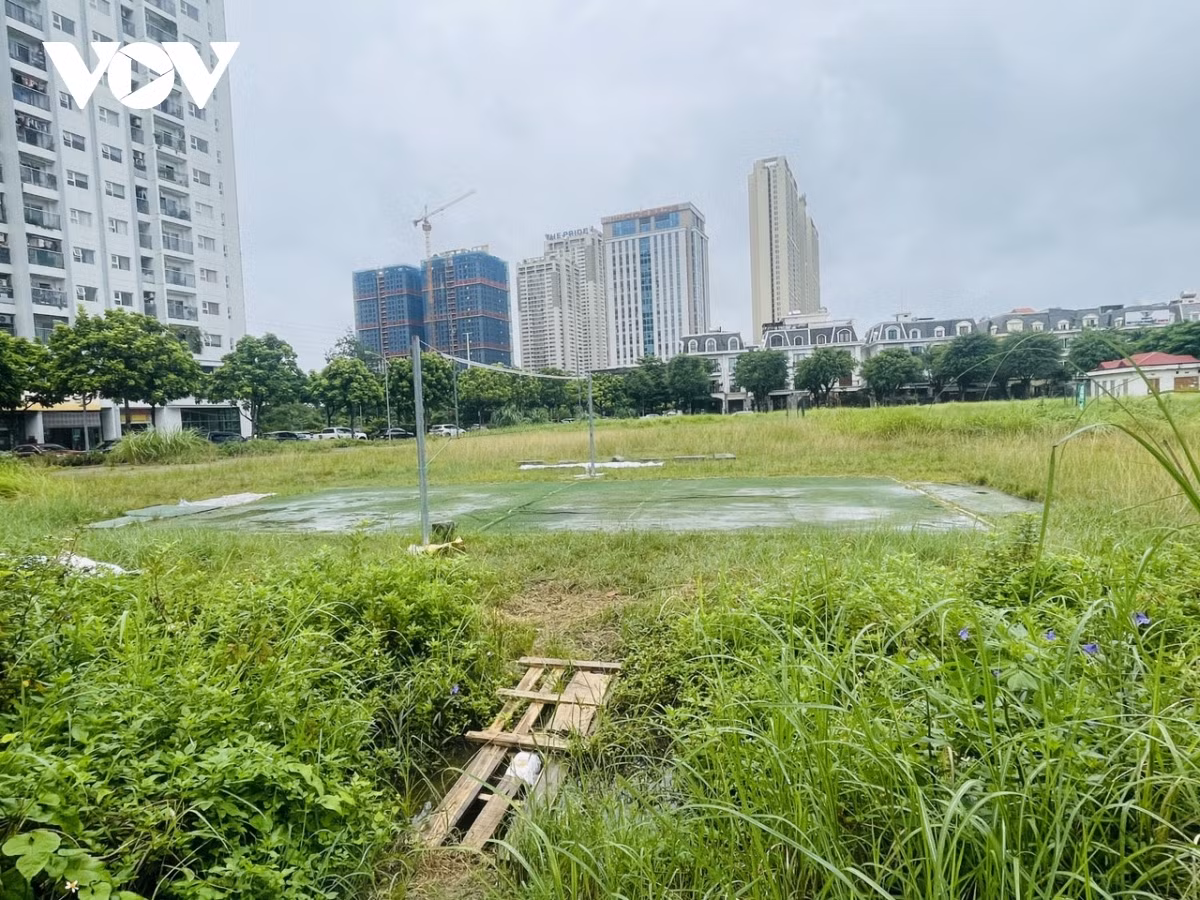 Khu vui chơi tạm bợ được dựng lên nhưng rất ít người sử dụng.