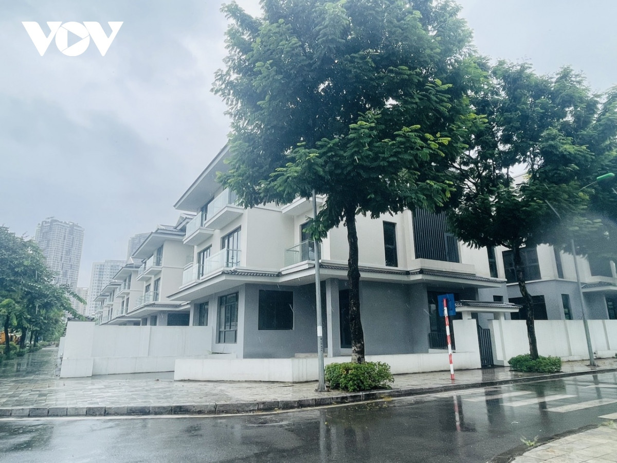 Theo tìm hiểu, các căn biệt thự liền kề tại đây được rao bán với giá từ 10 tỷ đồng trở lên.