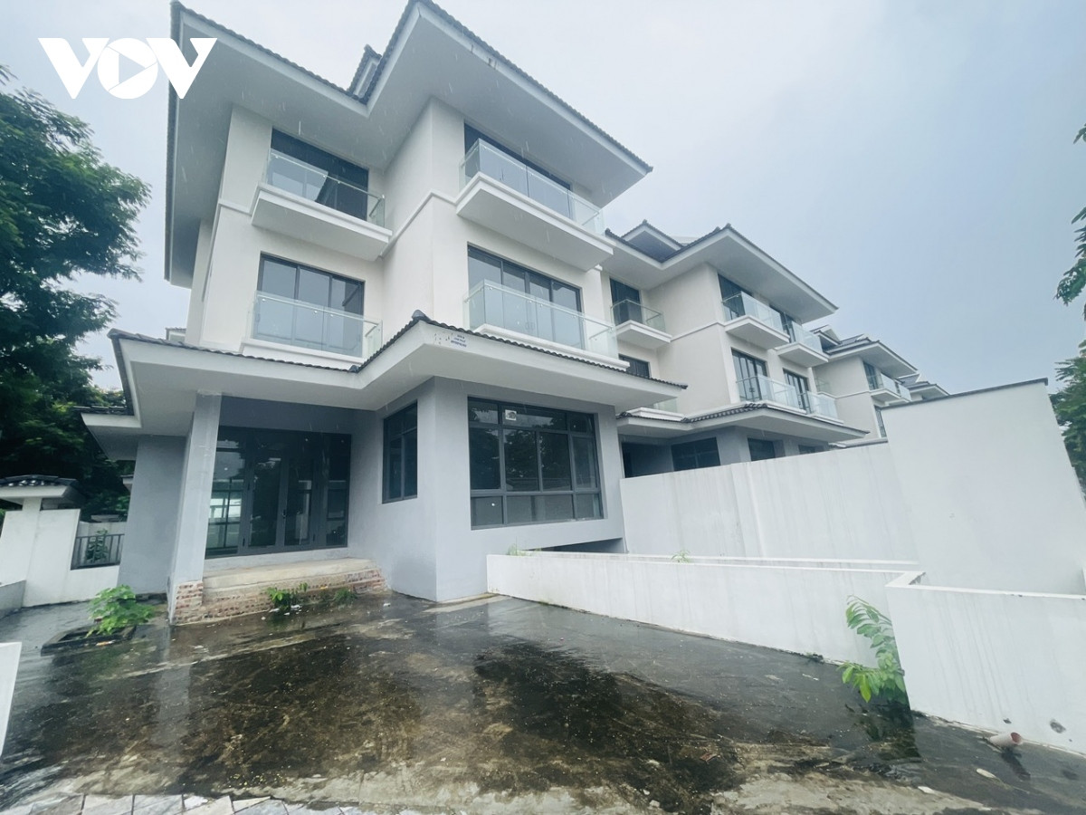 Chủ đầu tư đã xây dựng hoàn thiện mặt ngoài và bàn giao cho khách hàng từ cuối năm 2018. Tuy nhiên, đến thời điểm này, hàng trăm căn biệt thự vẫn trong tình trạng bị bỏ hoang.