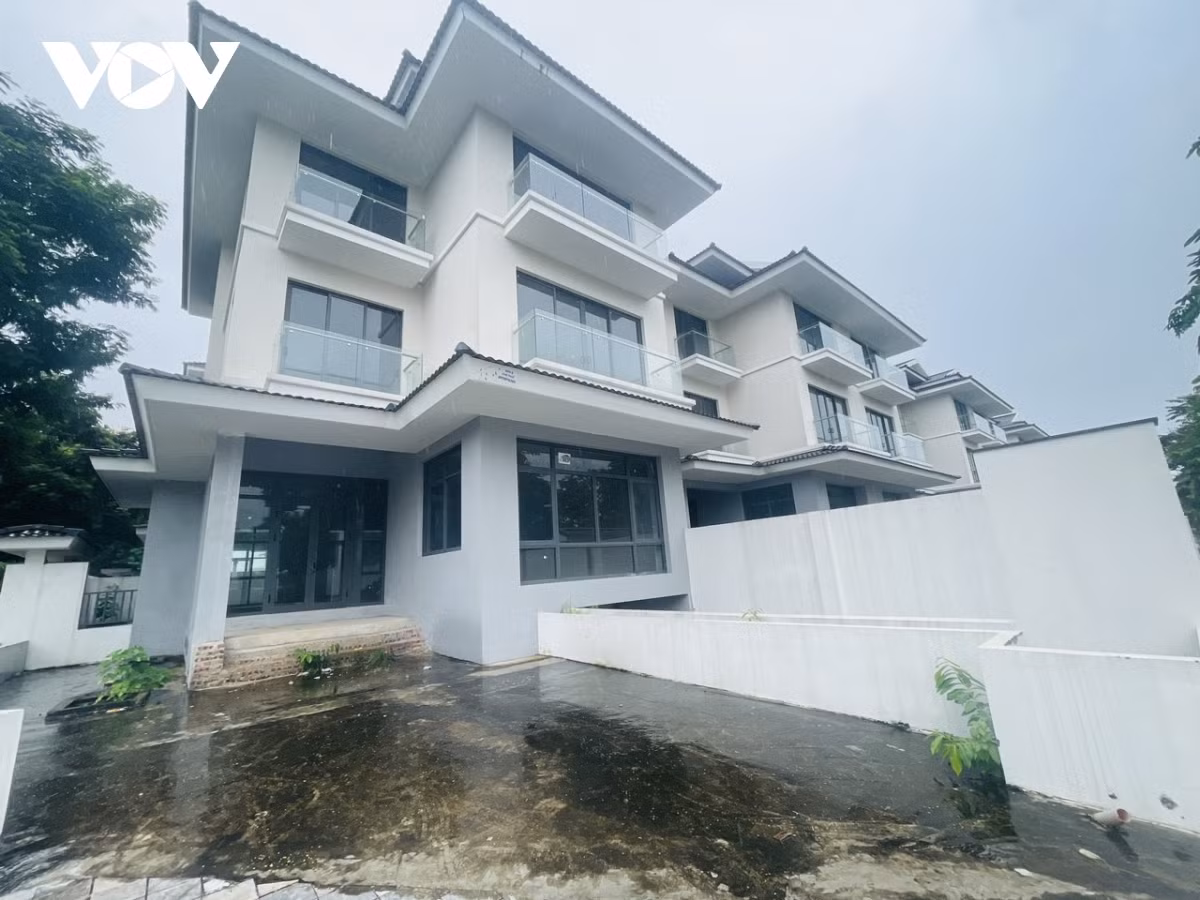 Chủ đầu tư đã xây dựng hoàn thiện mặt ngoài và bàn giao cho khách hàng từ cuối năm 2018. Tuy nhiên, đến thời điểm này, hàng trăm căn biệt thự vẫn trong tình trạng bị bỏ hoang.