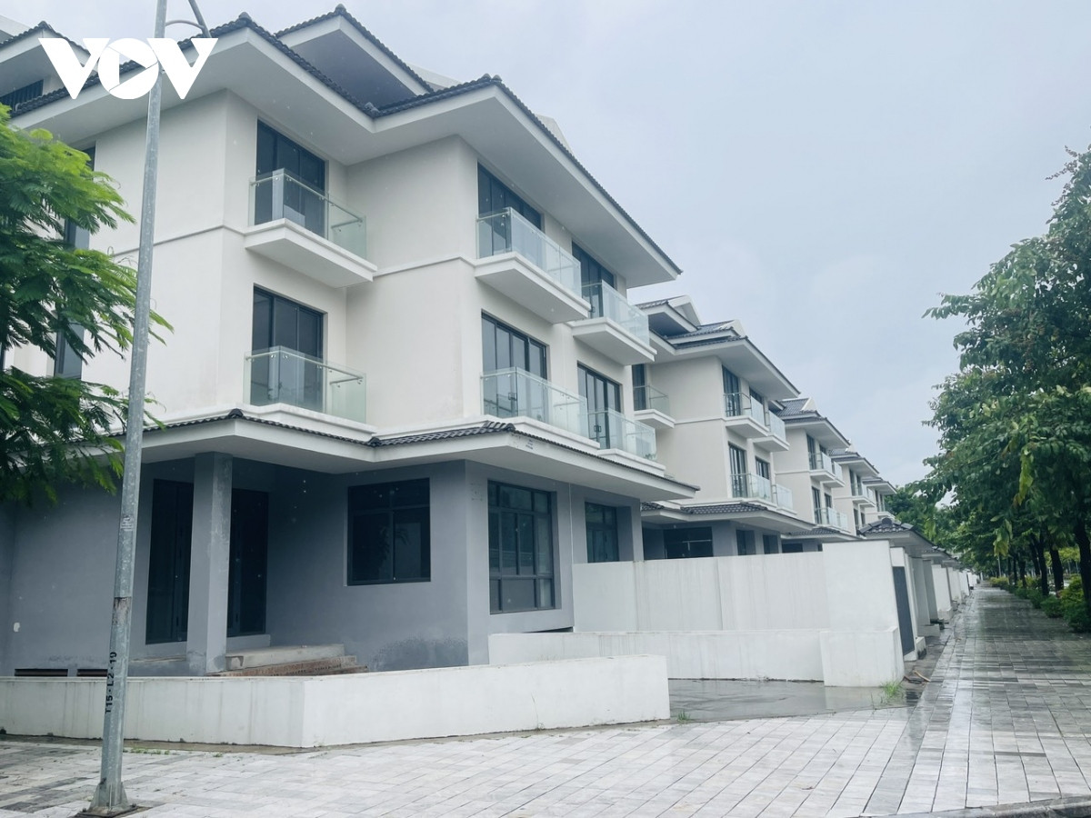 Nhiều khu biệt thự bị bỏ hoang, trong khi đó, nhà ở dành cho người có thu nhập thấp lại thiếu trầm trọng. Theo các chuyên gia, thực trạng này không chỉ diễn ra ở Hà Nội, mà tại nhiều địa phương trên cả nước đều có những khu biệt thự, liền kề bỏ hoang cho dù đã có chủ. Đây là một nghịch lý và là sự lãng phí nghiêm trọng, điều này kéo theo rất nhiều hệ lụy về kinh tế - xã hội cũng như an ninh trật tự. Giải quyết thực trạng này không phải là câu chuyện một sớm, một chiều và đây là bài toán khó cho các cơ quan chức năng.