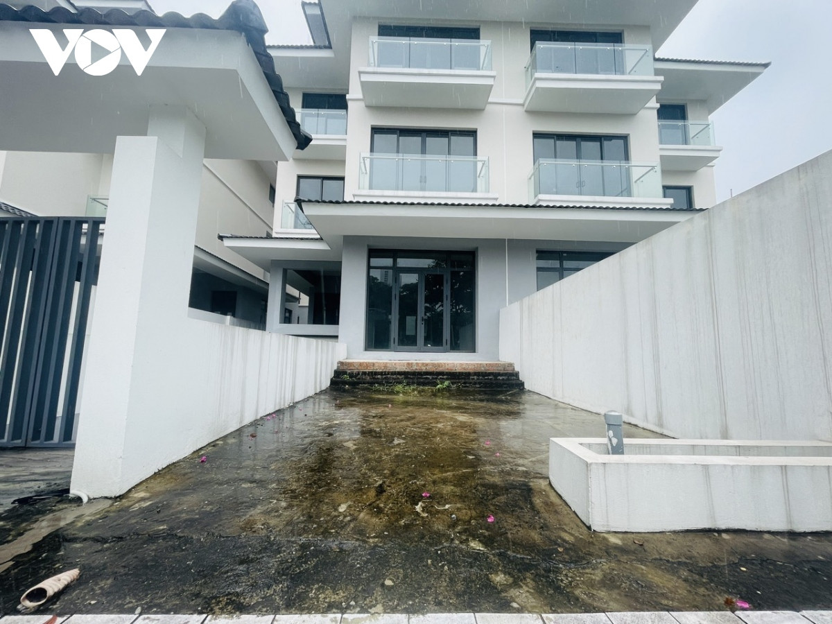 Các căn biệt thự luôn trong tình trạng “cửa đóng then cài”. Có nhiều căn không có cửa bảo vệ.