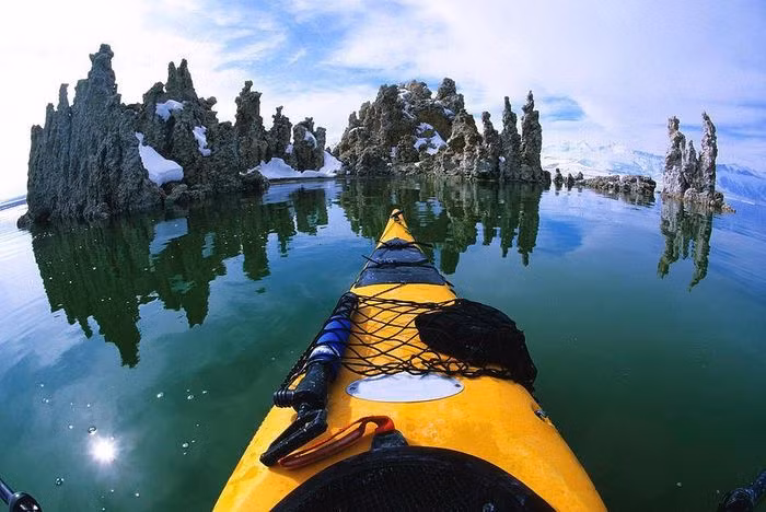 Ngoài tháp Tufa ở Hồ Mono còn có đá bọt, thảm thực vật chết và bất kỳ thứ gì khác có thể rơi vào hồ. Ảnh: Photos