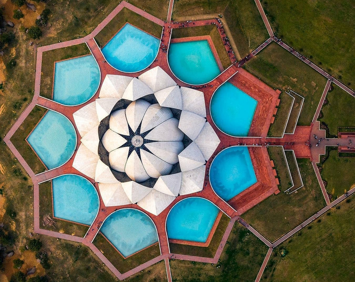 9 cánh hoa bên ngoài có vai trò của 9 cánh cửa được mở theo các hướng khác nhau đã tạo cho ngôi đền một lối kiến trúc thật sự độc đáo và hoàn hảo. Ảnh: Reddid.