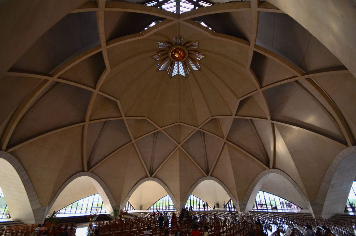 Bên trong ngôi đền tráng lệ của đạo Baha’i không có các tranh ảnh hay tượng các thần thánh mà chỉ có bản sao các bộ kinh thánh và những băng ghế dài bằng gỗ, với sức chứa 2.500 người. Ảnh: Pinterest.