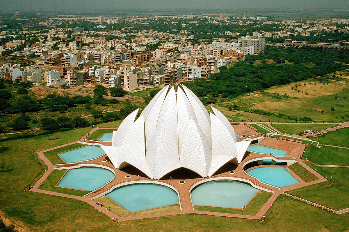 Nhìn từ trên cao, công trình thật sự gây cảm giác choáng ngợp với hình hài như một bông hoa sen khổng lồ đang nổi trên làn nước trong xanh. Ảnh: Abhinav Gauba.