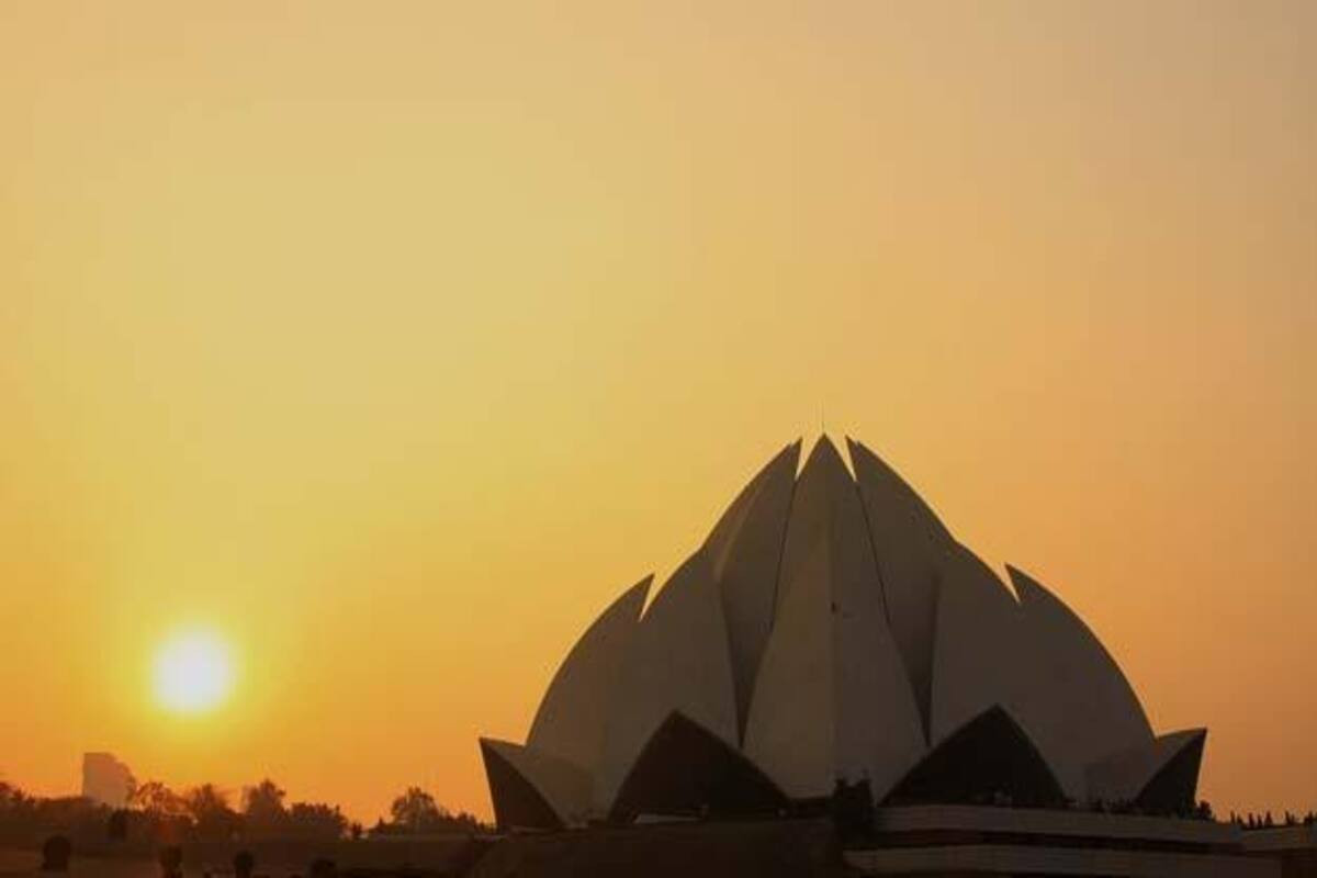 Trong đạo Baha’i không có tu sĩ. Trách nhiệm học tập và thực hành tôn giáo thuộc về mỗi tín đồ. Họ được khuyến khích đọc các bài kinh thiêng liêng hàng ngày và cầu nguyện suy ngẫm về họ, để hiểu sâu hơn về giáo lý của Baha'i. Ảnh: India.com.