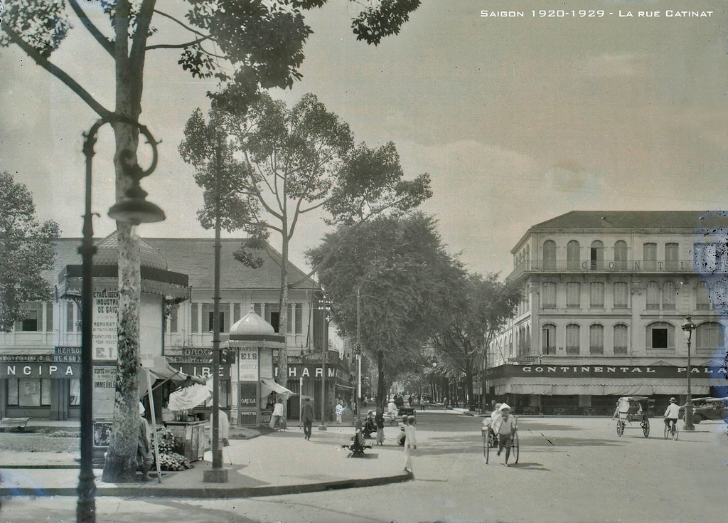 Phố Catinat đoạn chạy qua Nhà hát Thành phố, thập niên 1920.