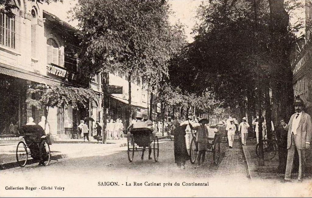 Đoạn phố Catinat gần khách sạn Continental, một thế kỷ trước.