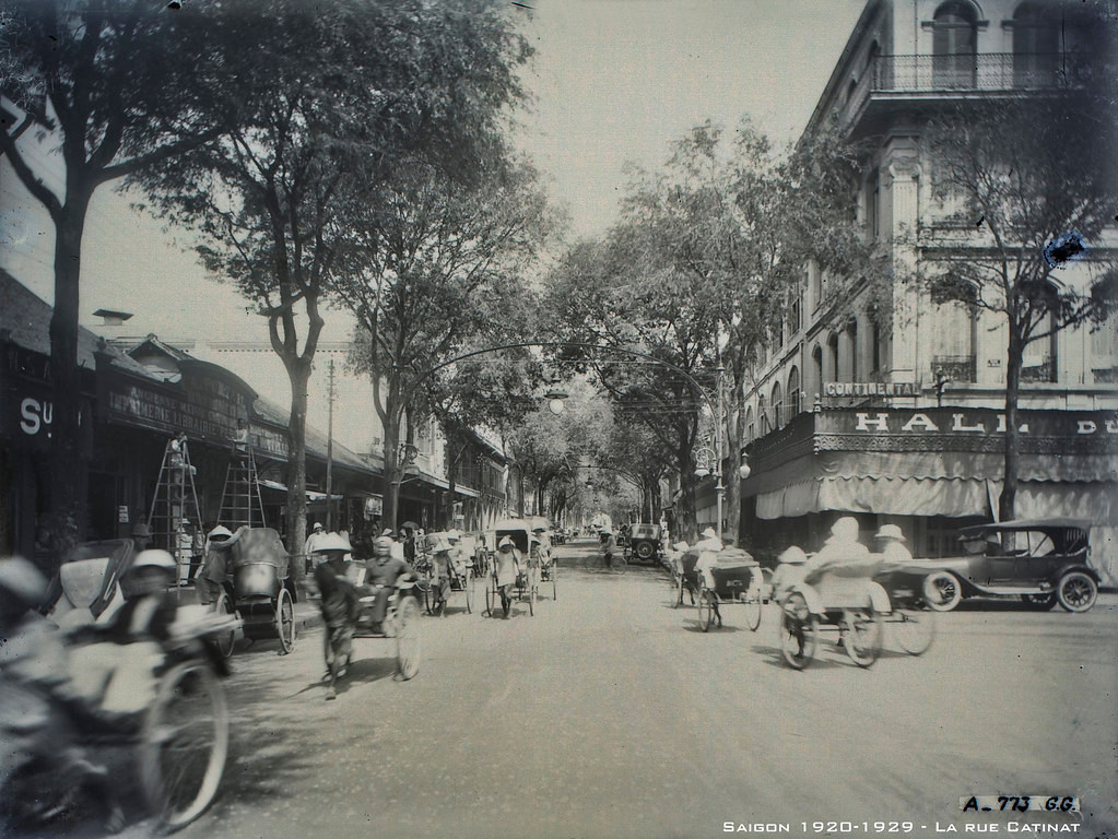 Những chiếc xe hơi xuất hiện trên phố Catinat thập niên 1920.